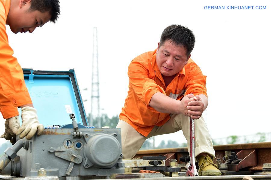 CHINA-HOT SUMMER-WORKERS (CN)