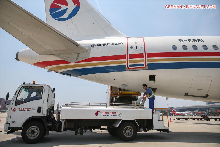 CHINA-SHANGHAI-HEAT-AIRLINE WORKERS (CN)