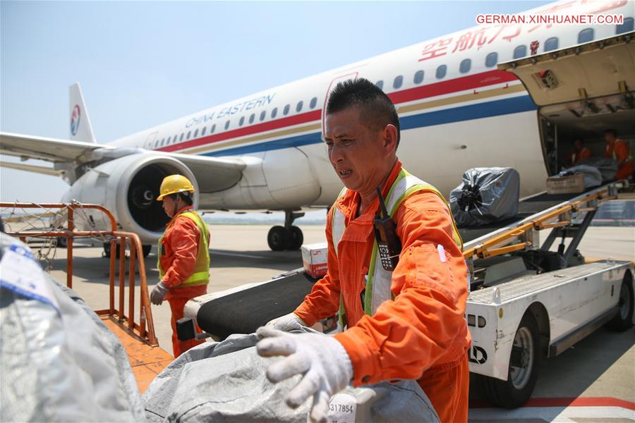 CHINA-SHANGHAI-HEAT-AIRLINE WORKERS (CN)