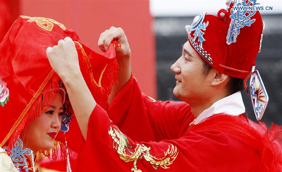 CHINA-SHANGHAI-GROUP WEDDING (CN)