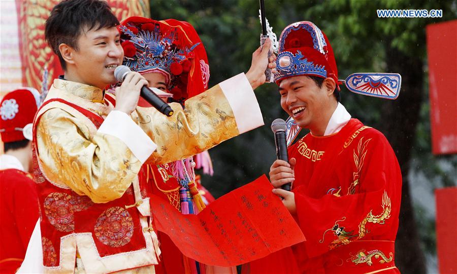 CHINA-SHANGHAI-GROUP WEDDING (CN)