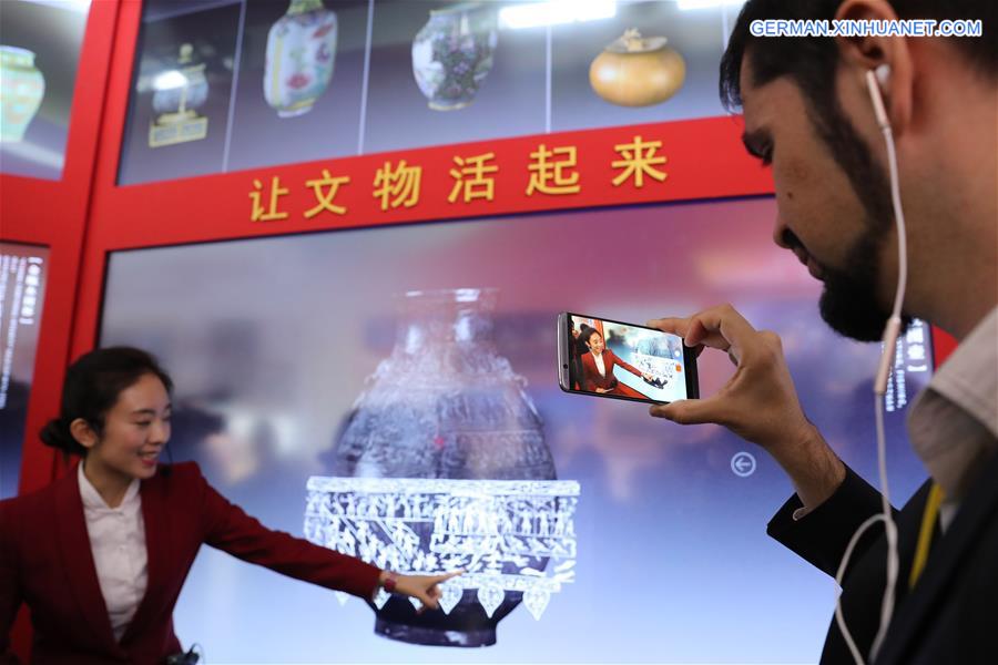 (CPC)CHINA-BEIJING-FOREIGN JOURNALISTS-EXHIBITION (CN)