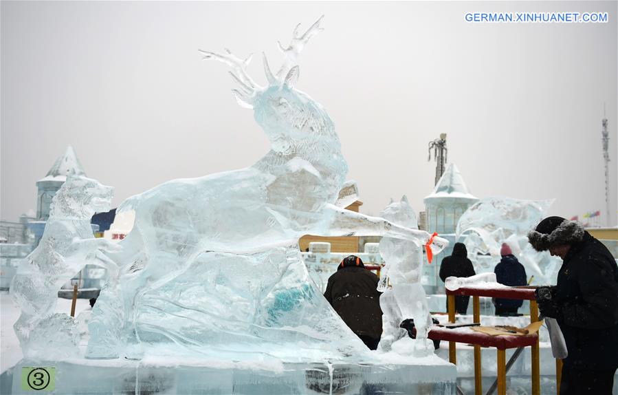 CHINA-HEILONGJIANG-HARBIN-ICE SCULPTURE (CN)