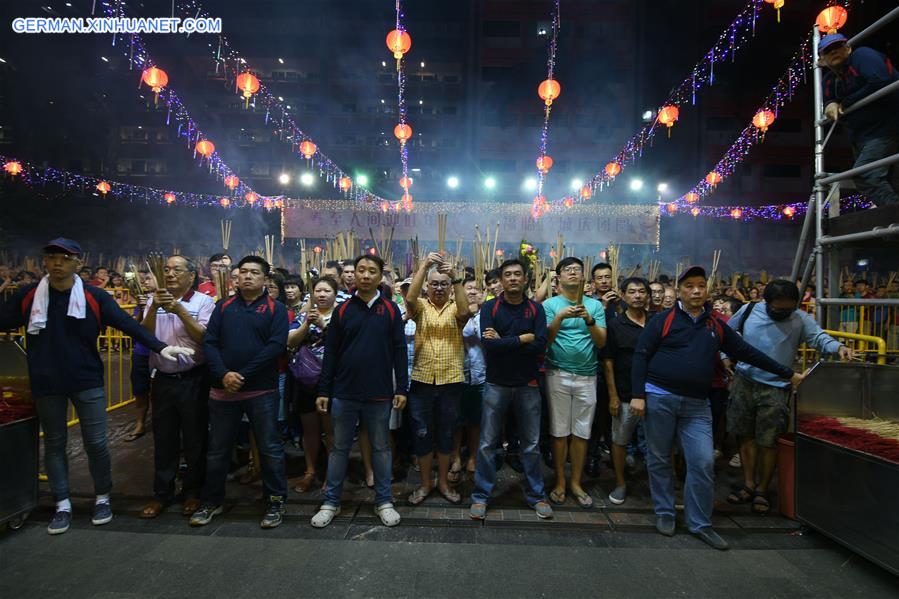 SINGAPORE-TEMPLE-CHINESE LUNAR NEW YEAR-INCENSE BURNING