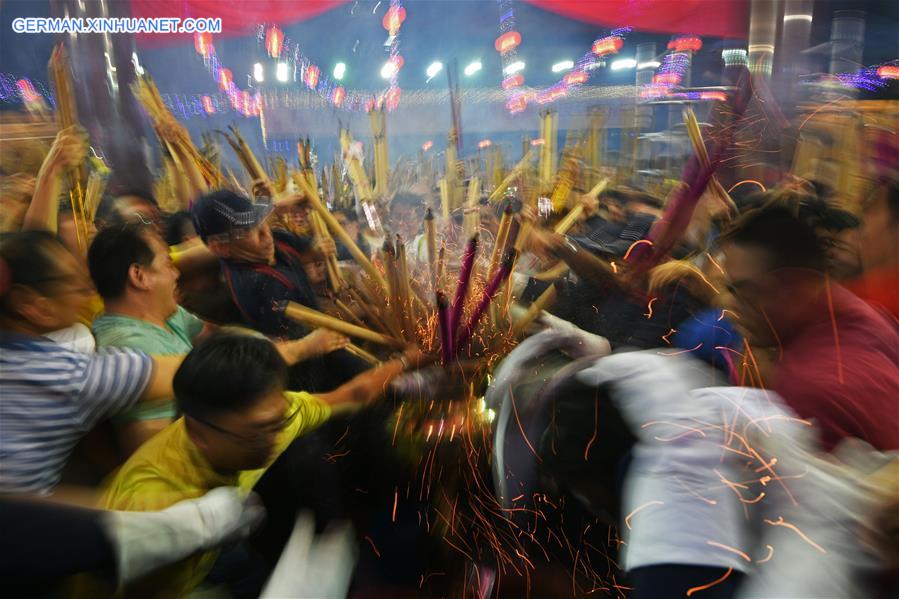 SINGAPORE-TEMPLE-CHINESE LUNAR NEW YEAR-INCENSE BURNING