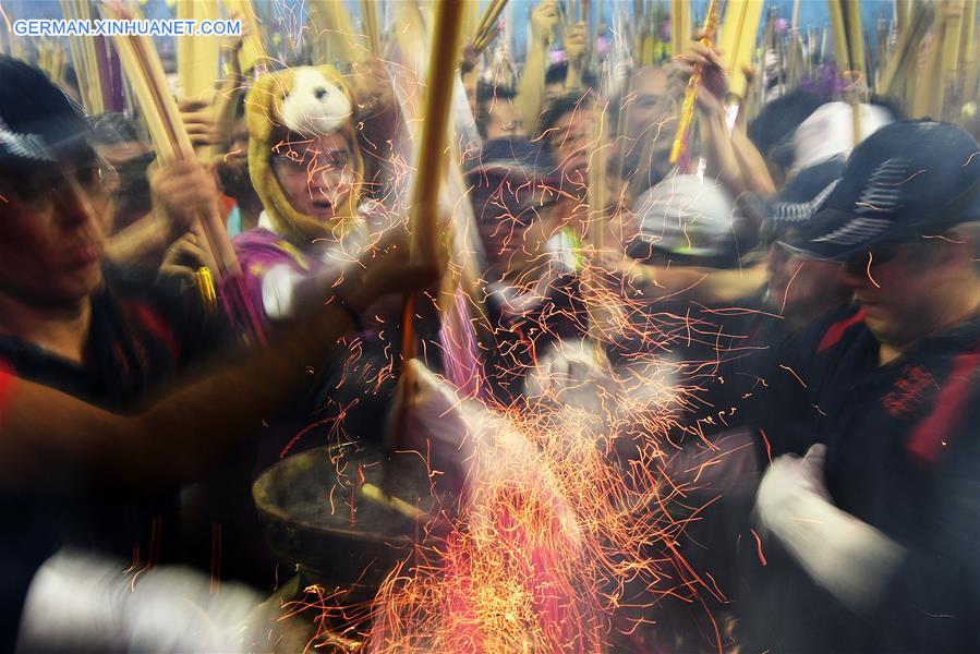 SINGAPORE-TEMPLE-CHINESE LUNAR NEW YEAR-INCENSE BURNING