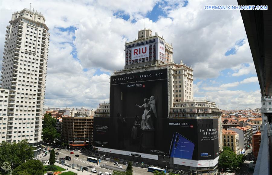 SPAIN-MADRID-GUINNESS RECORD-HUAWEI SCAFFOLD BANNER