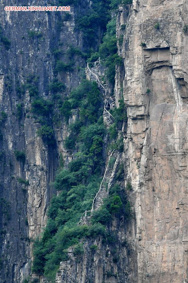 CHINA-SHANXI-SHENLONGWAN VILLAGE-CLIFF ROAD (CN)