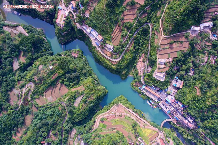 CHINA-SHANXI-SHENLONGWAN VILLAGE-CLIFF ROAD (CN)