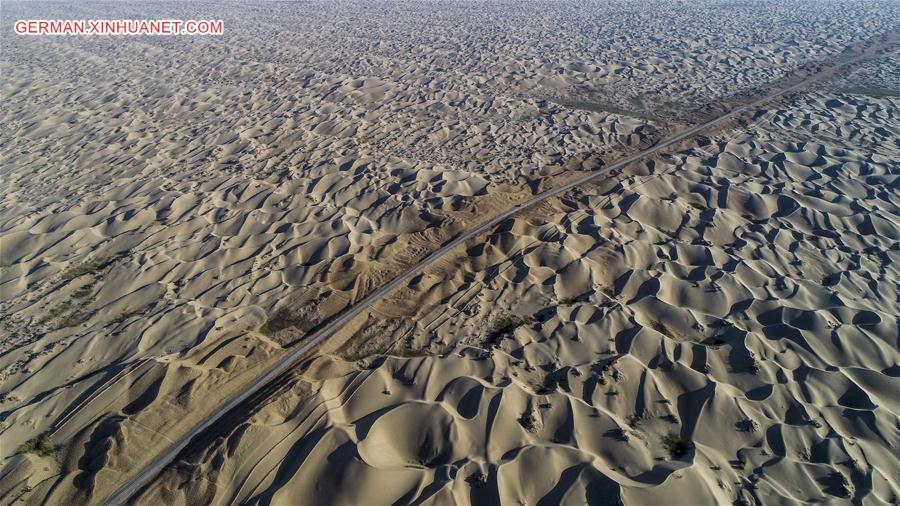 CHINA-XINJIANG-TAKLIMAKAN-DESERT ROAD-UNDER CONSTRUCTION (CN)