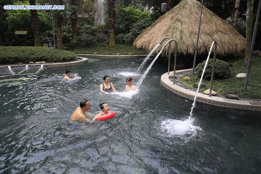 Leute genießen ein Thermalbad in Chongqing Xinhua