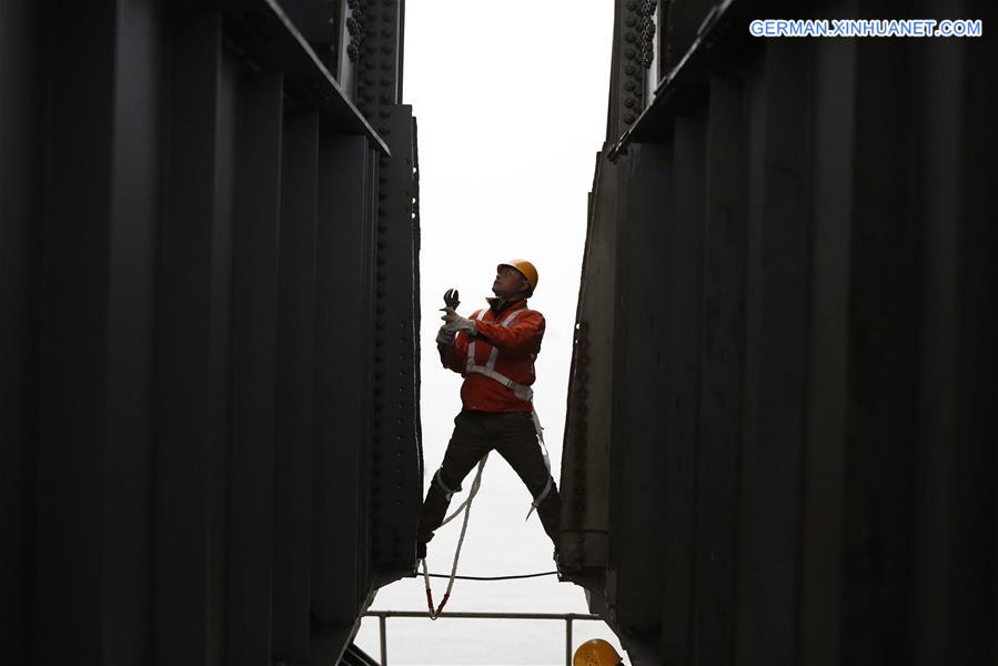 #CHINA-JIUJIANG-SPRING FESTIVAL-TRAVEL RUSH-BRIDGE MAINTENANCE (CN)