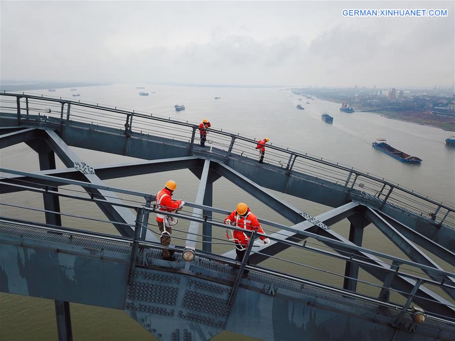 #CHINA-JIUJIANG-SPRING FESTIVAL-TRAVEL RUSH-BRIDGE MAINTENANCE (CN)