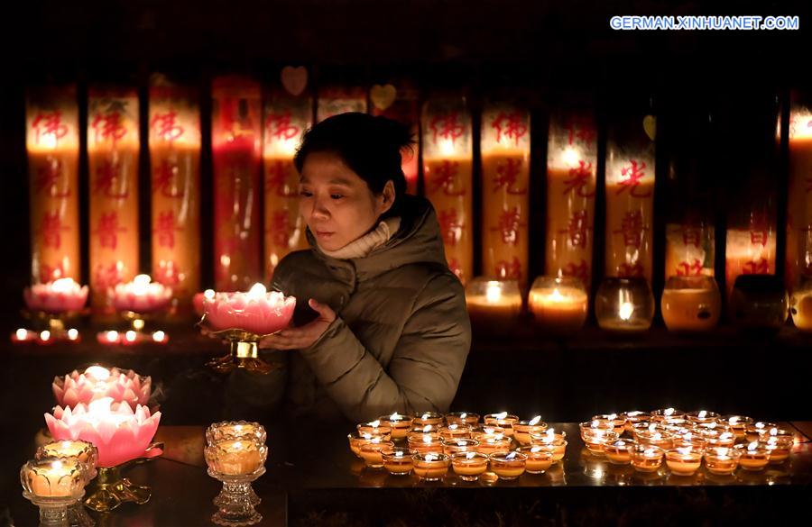 CHINA-XI'AN-TEMPLE-BUTTER LAMP-BLESSING (CN)