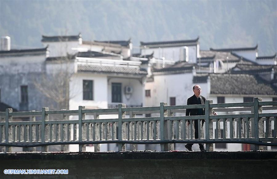 (MASTEROFCRAFTS)CHINA-JIANGXI-THREE CARVINGS IN WUYUAN-INHERITOR (CN)