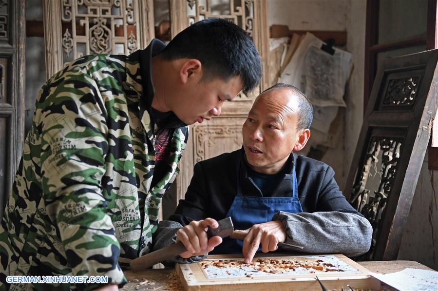 (MASTEROFCRAFTS)CHINA-JIANGXI-THREE CARVINGS IN WUYUAN-INHERITOR (CN)