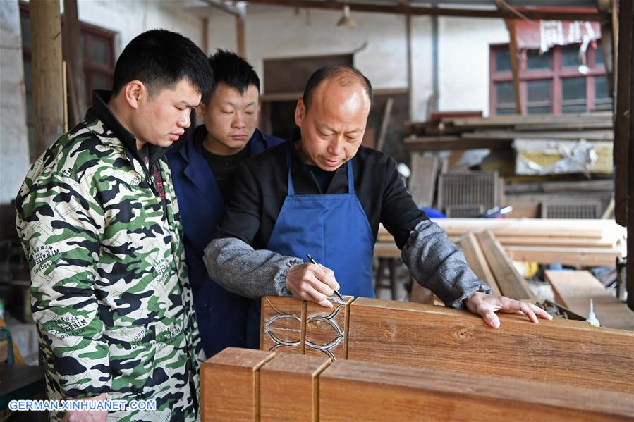 (MASTEROFCRAFTS)CHINA-JIANGXI-THREE CARVINGS IN WUYUAN-INHERITOR (CN)