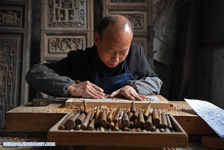 (MASTEROFCRAFTS)CHINA-JIANGXI-THREE CARVINGS IN WUYUAN-INHERITOR (CN)