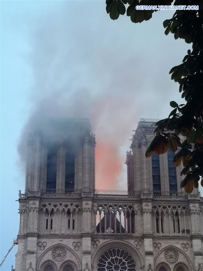 spitzturm der kathedrale notre-dame bricht im grobrand zusammen