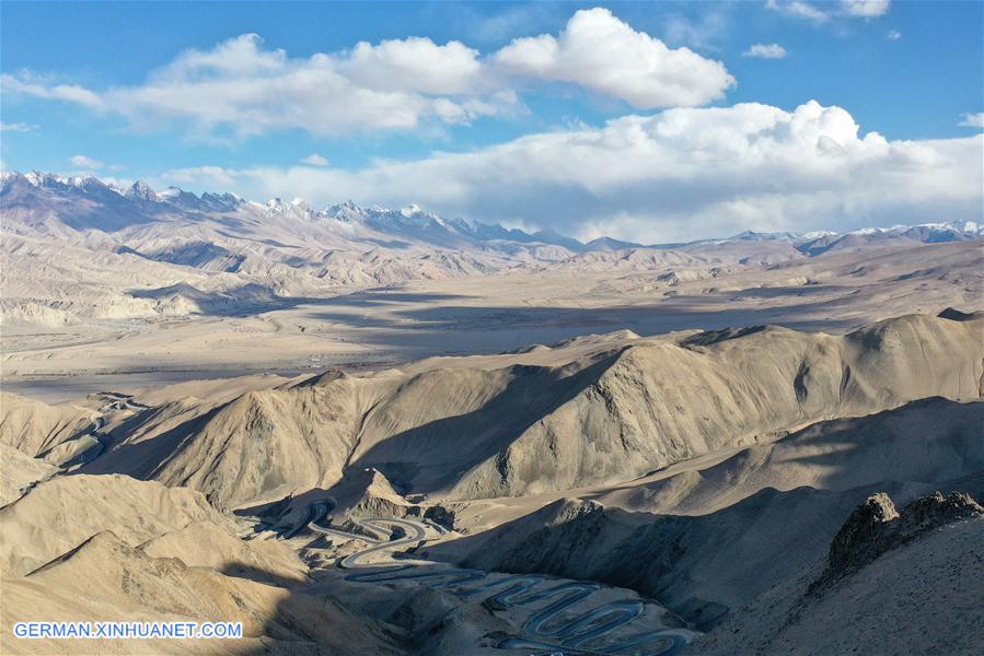 CHINA-XINJIANG-TAXKORGAN-MOUNTAIN ROAD