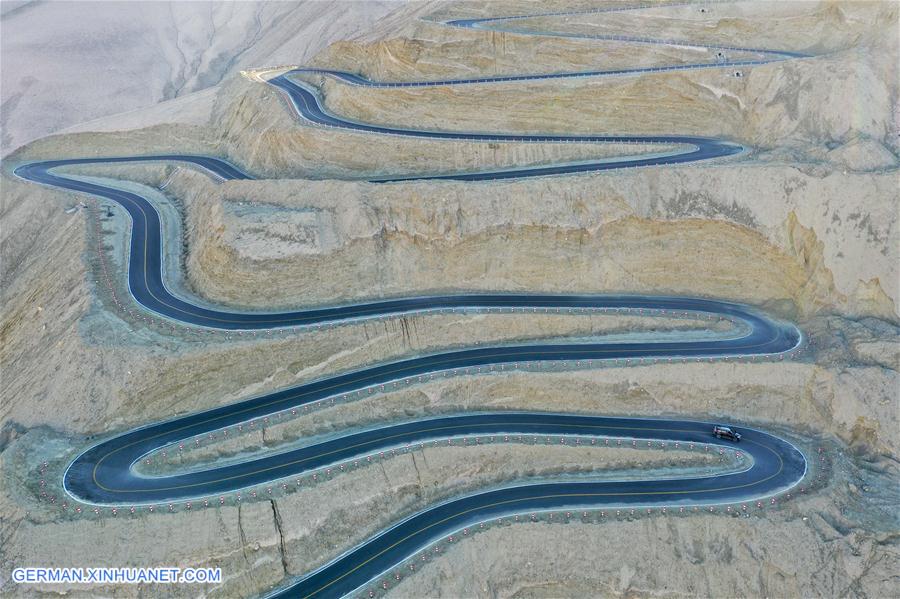 CHINA-XINJIANG-TAXKORGAN-MOUNTAIN ROAD