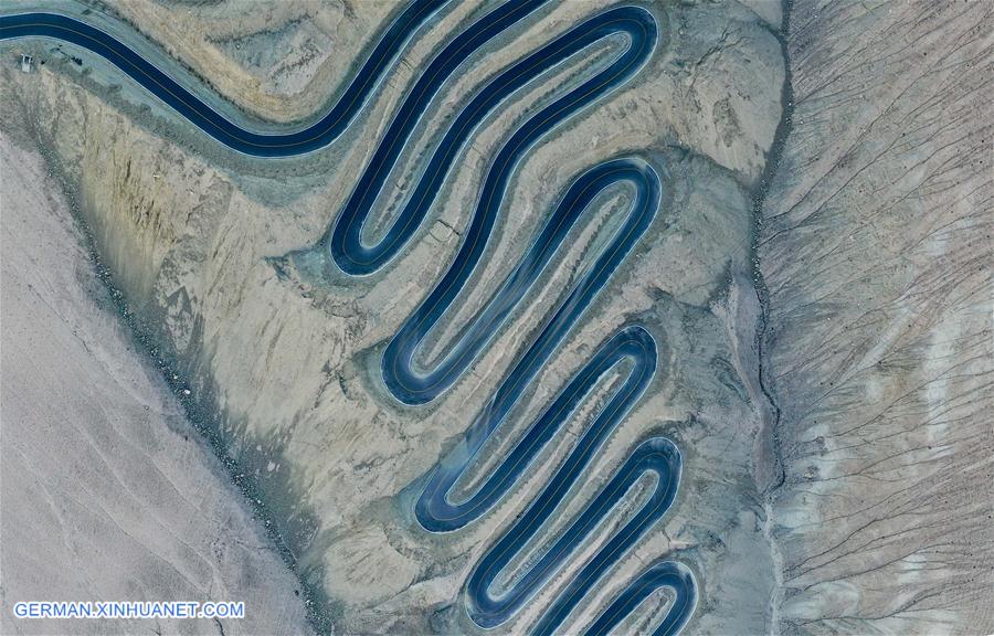 CHINA-XINJIANG-TAXKORGAN-MOUNTAIN ROAD