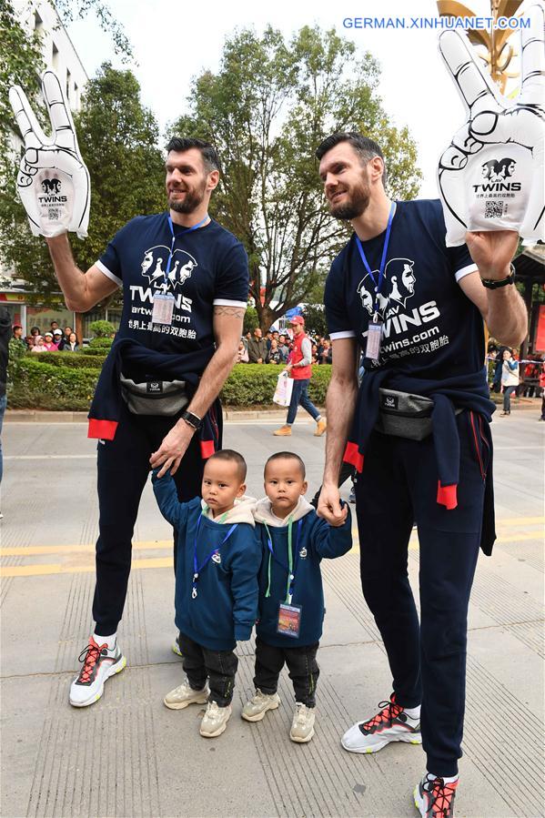 CHINA-YUNNAN-MOJIANG-TWINS-FLOAT PARADE (CN)