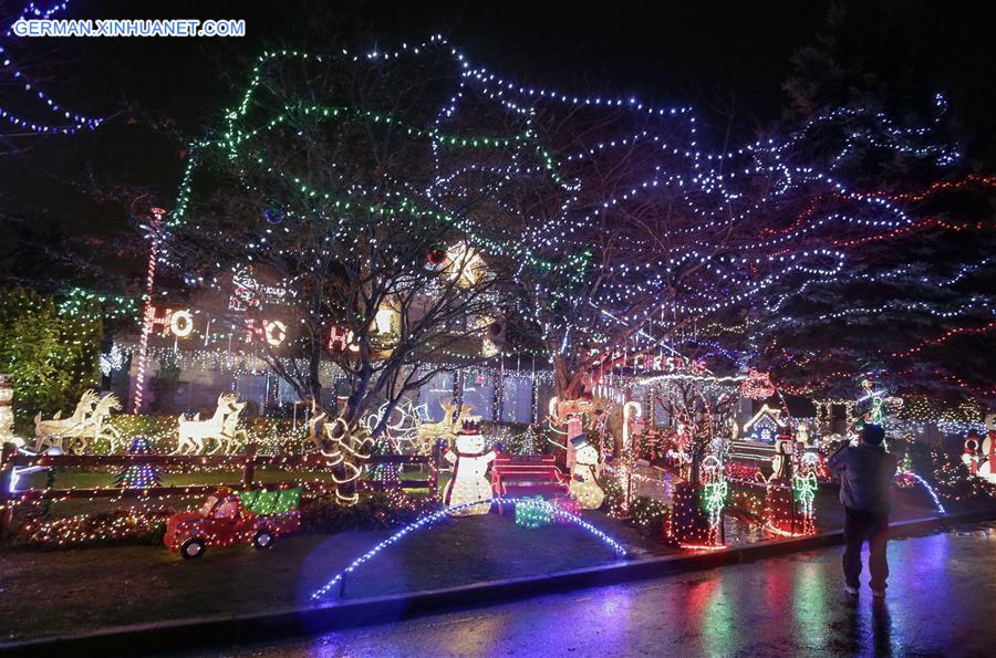 CANADA-VANCOUVER-CHRISTMAS-HOUSE DECORATION 