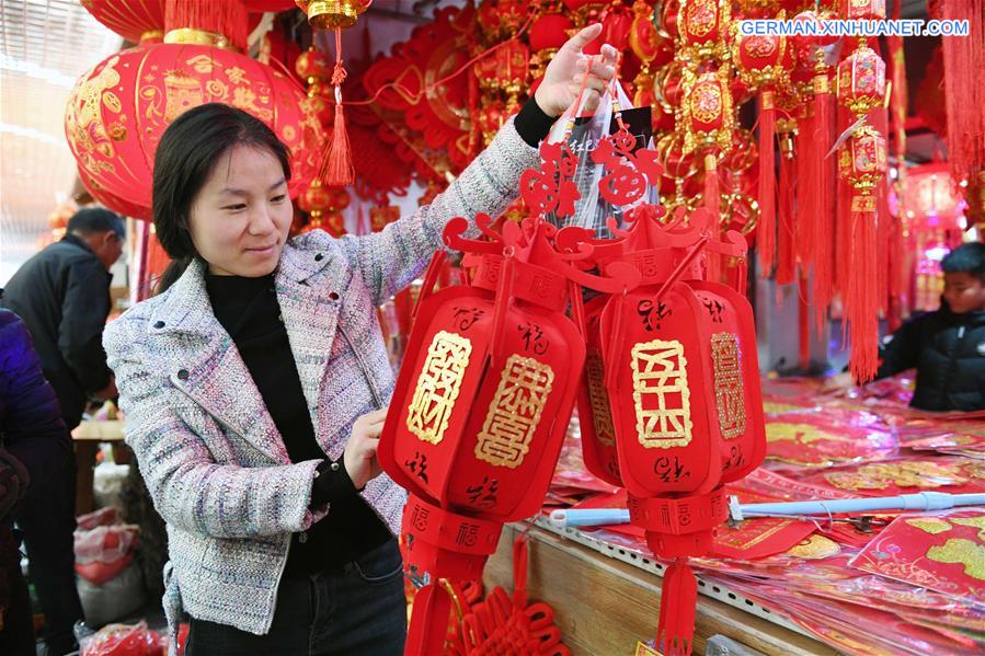 CHINA-YUNNAN-QUJING-SPRING FESTIVAL-SHOPPING (CN)