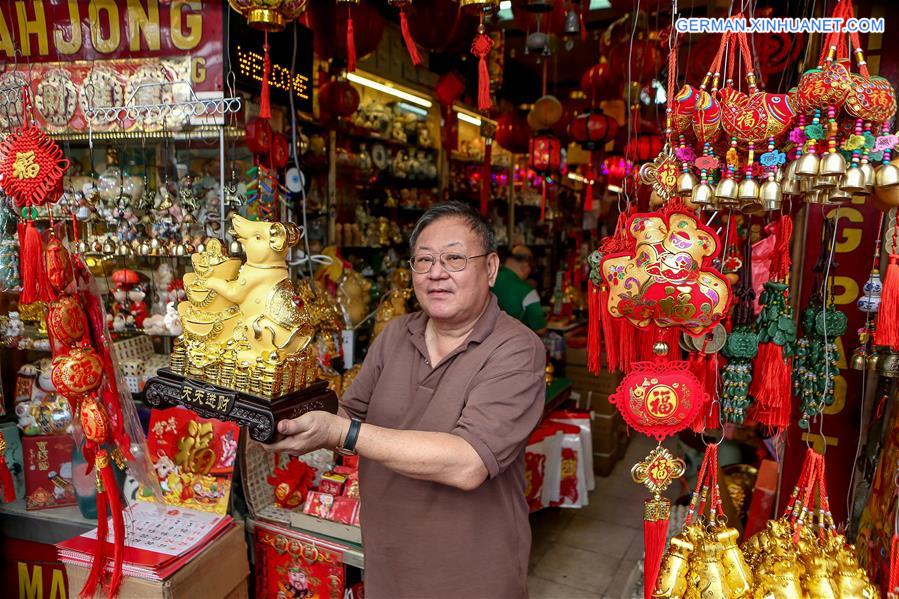 PHILIPPINES-MANILA-CHINATOWN-LUCKY CHARMS AND DECORATIONS