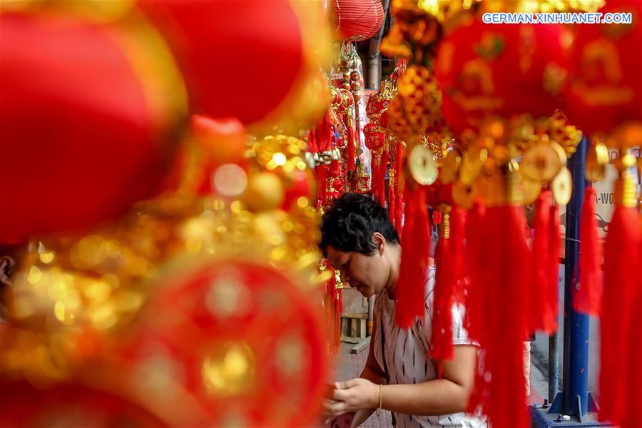 PHILIPPINES-MANILA-CHINATOWN-LUCKY CHARMS AND DECORATIONS