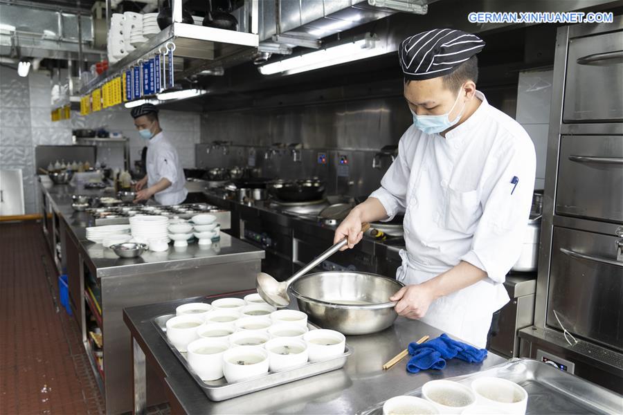 CHINA-CHENGDU-SEPARATE DISHES-TABLE MANNER (CN)