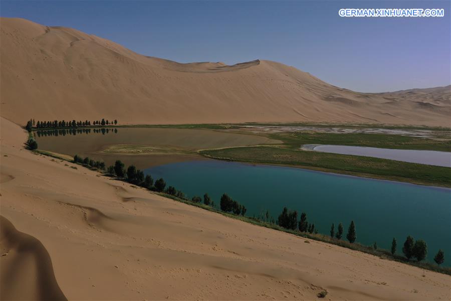 CHINA-INNER MONGOLIA-DESERT-LAKE VIEW (CN)