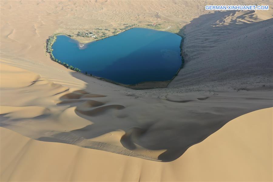 CHINA-INNER MONGOLIA-DESERT-LAKE VIEW (CN)