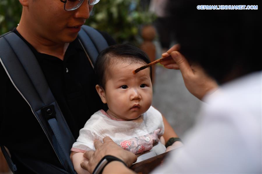 CHINA-ZHEJIANG-HANGZHOU-DRAGON BOAT FESTIVAL-FOLK CUSTOM (CN)