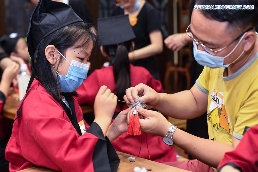 CHINA-ZHEJIANG-HANGZHOU-DRAGON BOAT FESTIVAL-FOLK CUSTOM (CN)