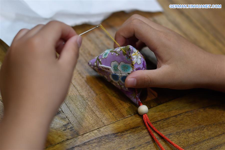 CHINA-ZHEJIANG-HANGZHOU-DRAGON BOAT FESTIVAL-FOLK CUSTOM (CN)