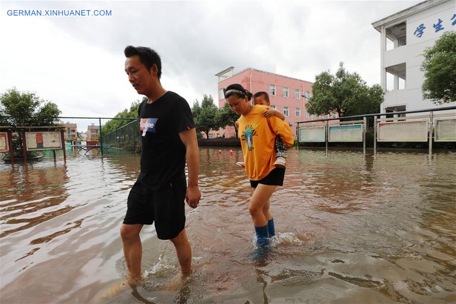 Xinhua Headlines: China makes all-out efforts as heavy downpours wreak havoc