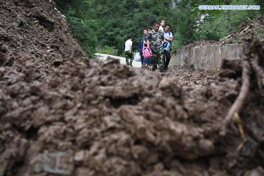 CHINA-GANSU-LONGNAN-FLOOD-LANDSLIDE-STUDENTS-SAFETY (CN)