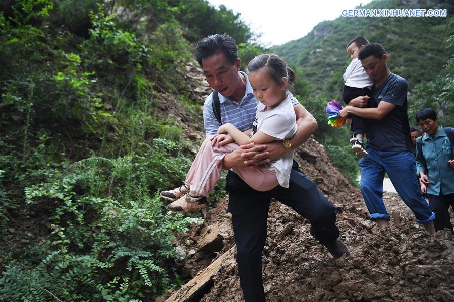 CHINA-GANSU-LONGNAN-FLOOD-LANDSLIDE-STUDENTS-SAFETY (CN)