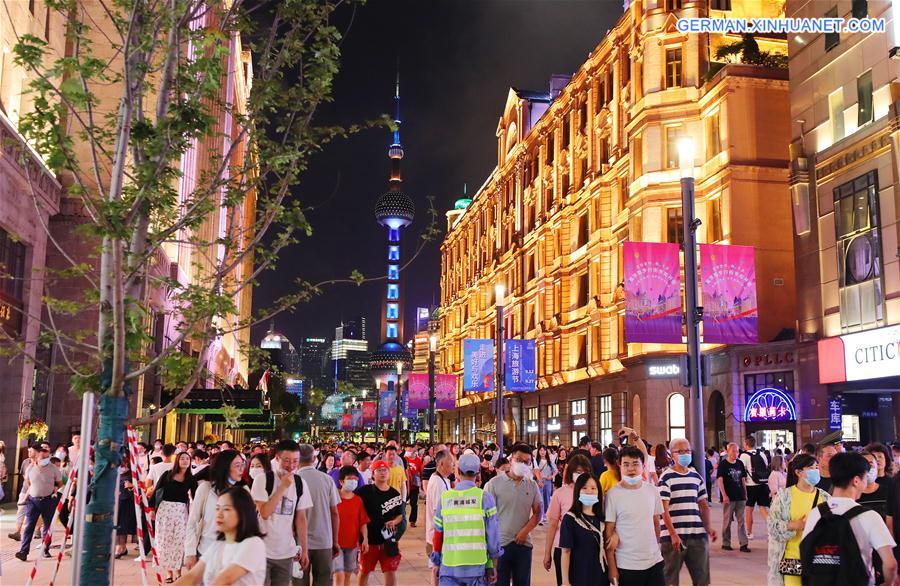 Berühmte Geschäftsstraße Von Shanghai Erstreckt Sich Bis Zum Bund ...