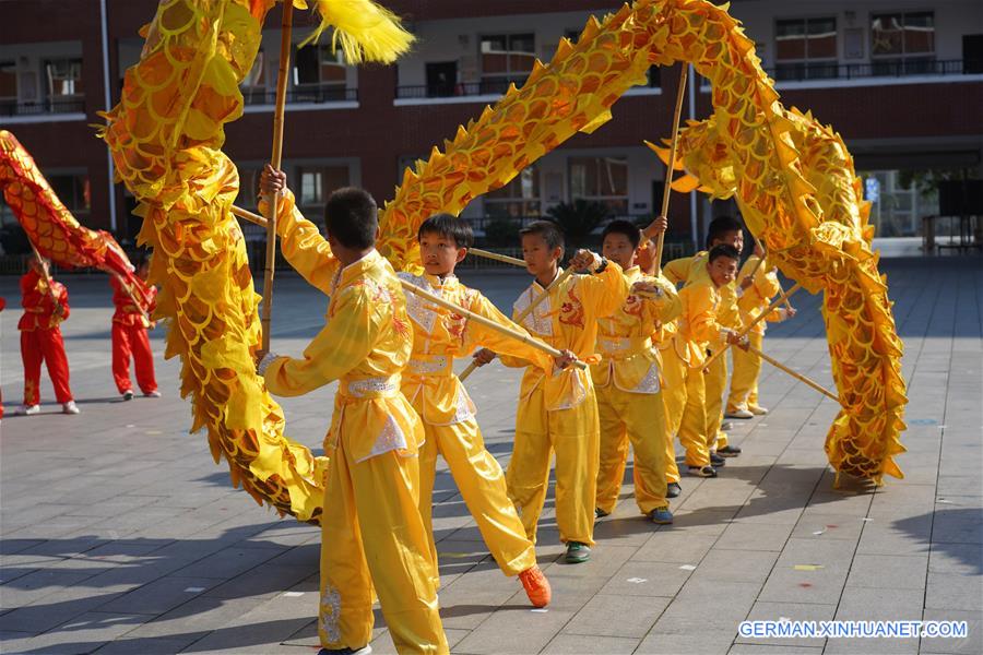 (SP)CHINA-JIANGXI-JING'AN-CHINESE TRADITIONAL LION AND DRAGON DANCE-PRIMARY SCHOOL STUDENTS (CN)