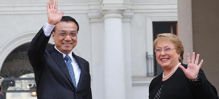 Li Keqiang und Michelle Bachelet winken den Journalisten zu