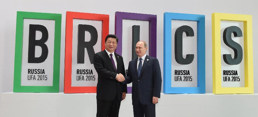 Putin begrüßt Xi Jinping in Ufa