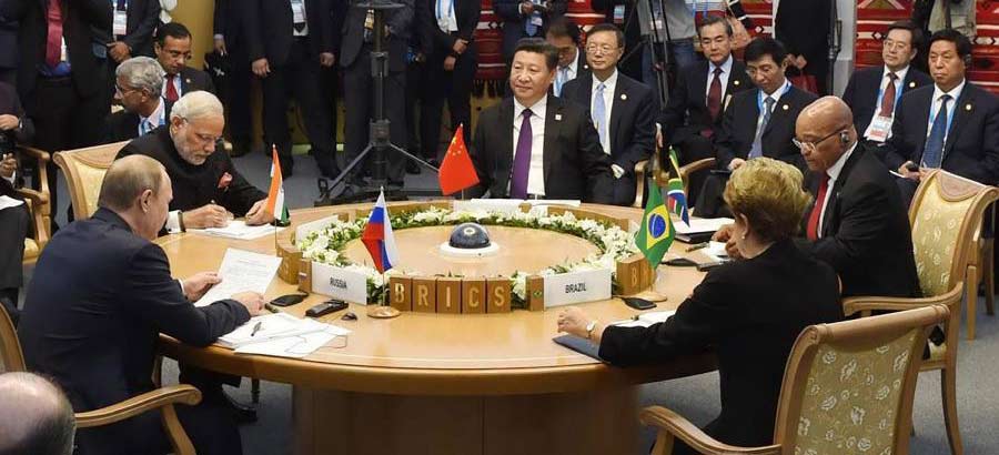 Xi Jinping nimmt an Kleingruppentreffen des 7. BRICS-Gipfeltreffens teil