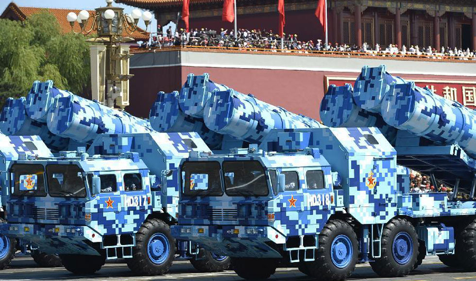 Formationen von Militärausrüstung erscheinen bei Parade