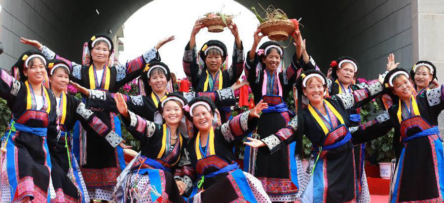 Trommeln und Tänzen läuten Fest in Guizhou ein
