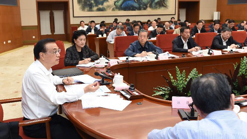 Li Keqiang nimmt an einer Sitzung über Wirtschaft teil