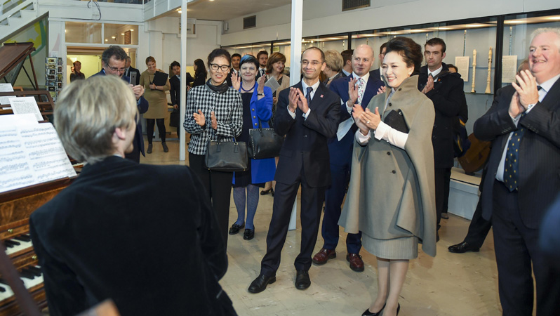 Peng Liyuan besucht Royal College of Music in London