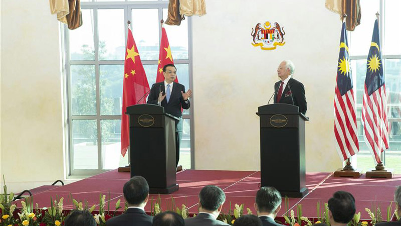 Li Keqiang und Najib Razak wohnen Pressekonferenz bei
